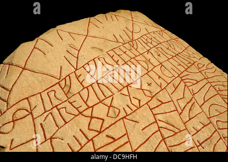 Die längste bekannte Runen Inschrift in Stein von Wikingern - The Rök Runenstein aus dem 9. Jahrhundert Features geschrieben. Stockfoto