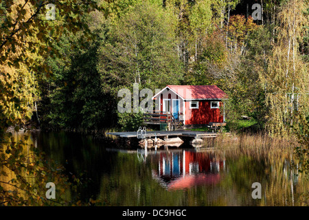 Typisch schwedische rote Ferienhaus an einem kleinen See Stockfoto