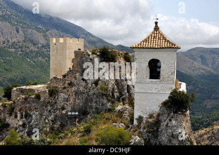 Guadalest ist ein kleines Dorf, berühmt für seine Burg und Glockenturm. Es ist eines der meist besuchten Orte an der Costa Blanc Stockfoto