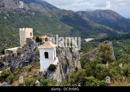 Guadalest ist ein kleines Dorf, berühmt für seine Burg und Glockenturm. Es ist eines der meist besuchten Orte an der Costa Blanc Stockfoto