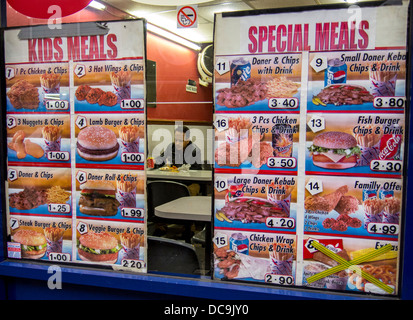 Fenster von einem Fastfood-Restaurant in der Brick Lane, London Stockfoto