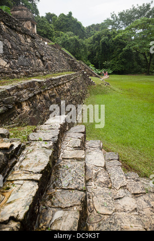 Tour durch das Gelände des Palenque Maya-Ruinen im Bundesstaat Chiapas, Mexico. Stockfoto