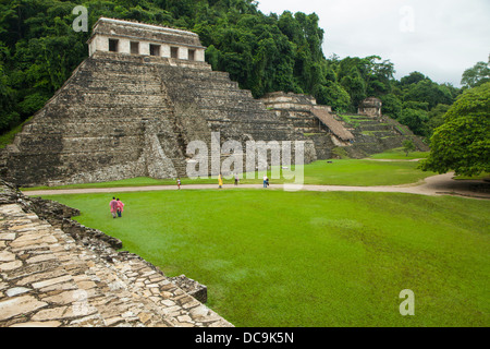 Tour durch das Gelände des Palenque Maya-Ruinen im Bundesstaat Chiapas, Mexico. Stockfoto