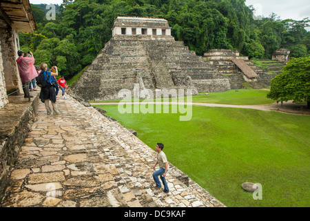 Tour durch das Gelände des Palenque Maya-Ruinen im Bundesstaat Chiapas, Mexico. Stockfoto