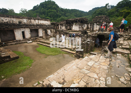 Tour durch das Gelände des Palenque Maya-Ruinen im Bundesstaat Chiapas, Mexico. Stockfoto