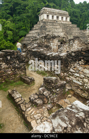 Tour durch das Gelände des Palenque Maya-Ruinen im Bundesstaat Chiapas, Mexico. Stockfoto