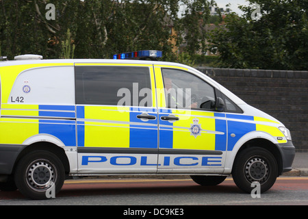 Polizei-Transporter auf dringende Antwort in Ost-London Stockfoto