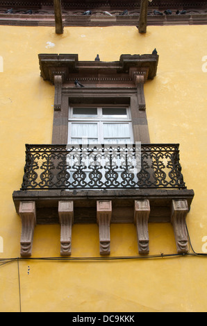 Koloniale Balkon. Blick auf eine typische städtische Szene mit Französisch-Fenster geschlossen. San Miguel de Allende, Mexiko Stockfoto