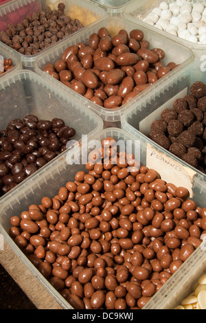 Schokolade Süßigkeiten in Kunststoff-Boxen auf eine dienen selbst Pic 'n Mix stall. Stockfoto