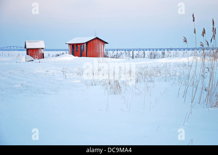 Roten Hütten im winter Stockfoto