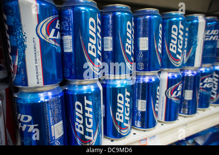 Eine Anzeige von Bud Light Bier von der Brauerei Anheuser-Busch in einem Supermarkt in New York Stockfoto