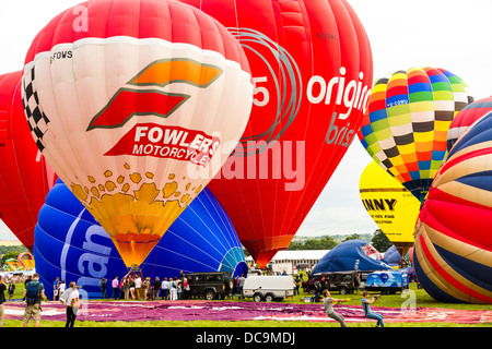 Bristol, UK, 10. August 2013, eine Auswahl an Ballons aufblasen und bereiten für Lift off zu 35. Bristol Balloon Fiesta Stockfoto