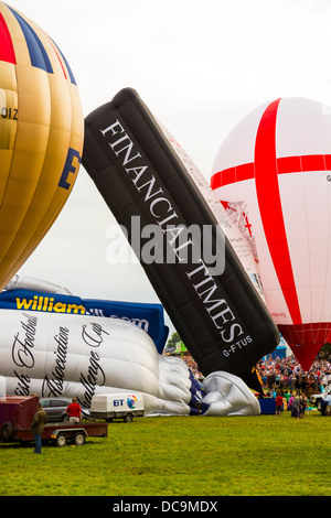 Bristol, UK, 10. August 2013, Financial Times Ballon aufbläst und bereitet für Lift off am 35. Bristol Balloon Fiesta Stockfoto