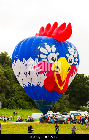 Bristol, UK, 10. August 2013, eine Auswahl an Ballons aufblasen und bereiten für Lift off zu 35. Bristol Balloon Fiesta Stockfoto