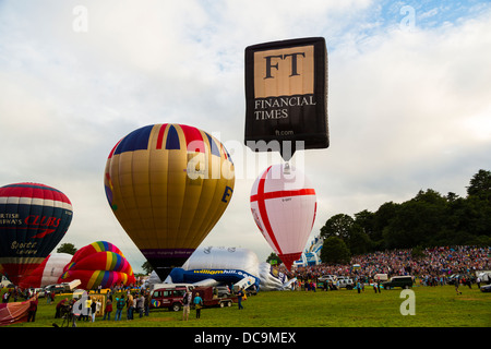 Bristol, UK, 10. August 2013, eine Auswahl an Ballons aufblasen und bereiten für Lift off zu 35. Bristol Balloon Fiesta Stockfoto