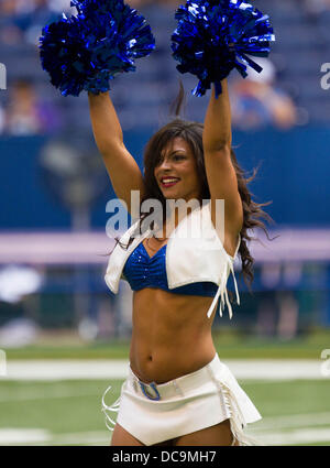 Indianapolis, IN, USA. 11. August 2013. 11. August 2013: Indianapolis Colts Cheerleader während des Spiels zwischen den Buffalo Bills und die Indianapolis Colts im Lucas Oil Stadium in Indianapolis, IN. Die Buffalo Bills besiegte die Indianapolis Colts 44-20. © Csm/Alamy Live-Nachrichten Stockfoto