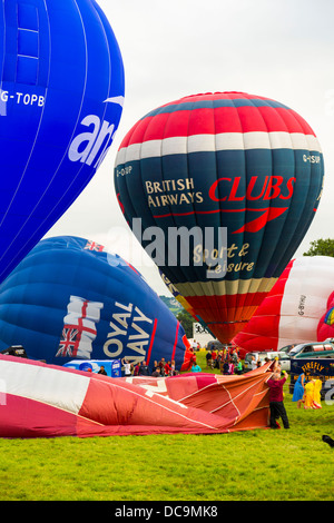 Bristol, UK, 10. August 2013, eine Auswahl an Ballons aufblasen und bereiten für Lift off zu 35. Bristol Balloon Fiesta Stockfoto