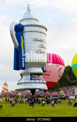 Bristol, UK, 10. August 2013, eine Auswahl an Ballons aufblasen und bereiten für Lift off zu 35. Bristol Balloon Fiesta Stockfoto