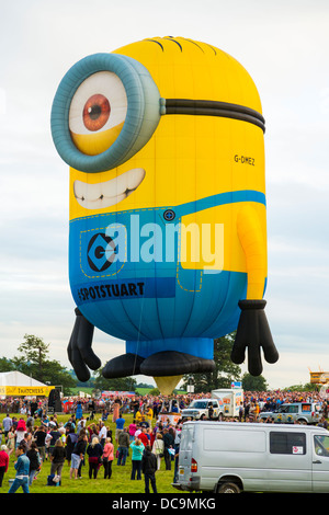 Bristol, UK, 10. August 2013, A Minion namens Stuart Ballon aufbläst und bereitet sich auf Aufzug aus auf den 35. Bristol Ballon Fiesta Stockfoto