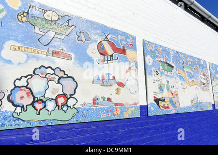 Industrial Mural, am GKN-Gebäude, East Cowes, Isle of Wight, England, Großbritannien, GB. Stockfoto