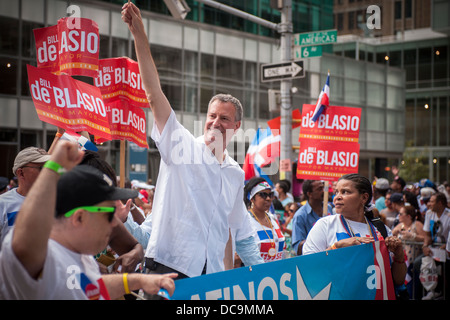 NYC Bürgermeisterkandidat und Public Advocate Bill de Blasio Kampagnen in der Dominikanischen Day Parade in New York Stockfoto