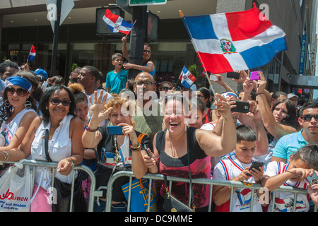 Tausende von Dominikanische Amerikaner sowie deren Freunde und Unterstützer marschieren und die Dominikanische Day Parade in New York anzeigen Stockfoto