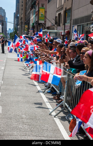 Tausende von Dominikanische Amerikaner sowie deren Freunde und Unterstützer marschieren und die Dominikanische Day Parade in New York anzeigen Stockfoto