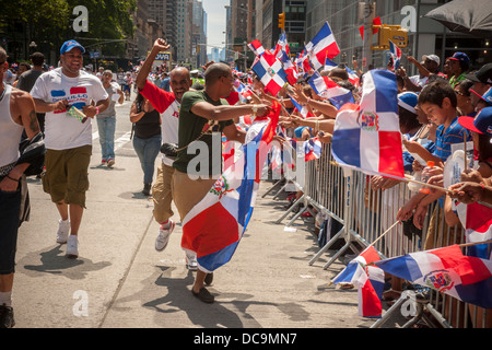 Tausende von Dominikanische Amerikaner sowie deren Freunde und Unterstützer marschieren und die Dominikanische Day Parade in New York anzeigen Stockfoto