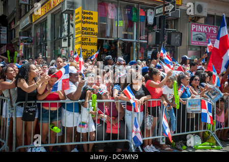 Tausende von Dominikanische Amerikaner sowie deren Freunde und Unterstützer marschieren und die Dominikanische Day Parade in New York anzeigen Stockfoto