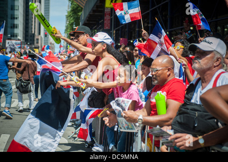 Tausende von Dominikanische Amerikaner sowie deren Freunde und Unterstützer marschieren und die Dominikanische Day Parade in New York anzeigen Stockfoto