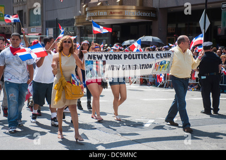 Tausende von Dominikanische Amerikaner sowie deren Freunde und Unterstützer marschieren und Anzeigen der Dominikanischen Day Parade Stockfoto