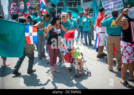 Tausende von Dominikanische Amerikaner sowie deren Freunde und Unterstützer marschieren und Anzeigen der Dominikanischen Day Parade Stockfoto