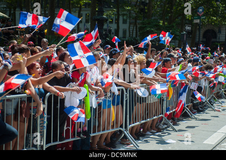 Tausende von Dominikanische Amerikaner sowie deren Freunde und Unterstützer marschieren und Anzeigen der Dominikanischen Day Parade Stockfoto