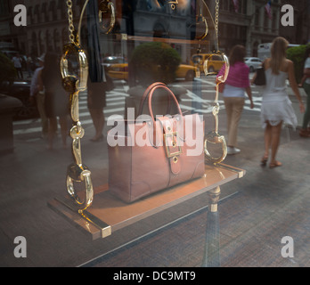 Handtaschen werden in das Fenster von der Gucci-Store auf der Fifth Avenue in New York vorgestellt. Stockfoto