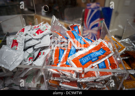 Einzelne Pakete von h.j. Heinz Ketchup und Barbecue Sauce in einem Convenience-Store in New York Stockfoto