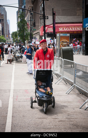 Schutzengel-Gründer und radio-Persönlichkeit Curtis Sliwa mit eines seiner Kinder während der Dominikanischen Day Parade in New York Stockfoto