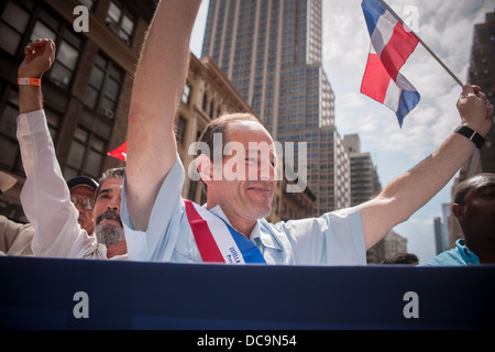 NYC Comptroller Kandidat und und blamiert, ehemaliger Gouverneur Eliot Spitzer Kampagnen in der Dominikanischen Day Parade Stockfoto