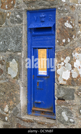 Blauer Briefkasten befindet sich in Guernsey, Channel Islands Stockfoto