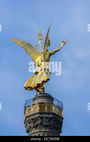 Rückseite des goldenen Statue von Victoria auf der Siegessäule hält einen Speer und Lorbeer Kranz – Berlin Deutschland Stockfoto