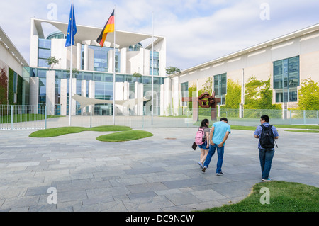 Asiatische Touristen vor dem Bundeskanzleramt Gebäude - Berlin-Deutschland Stockfoto