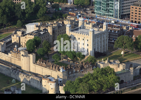 Blick hinunter auf den Tower of London von der Aussichtsplattform des Wolkenkratzers Shard in Southwark, London Stockfoto