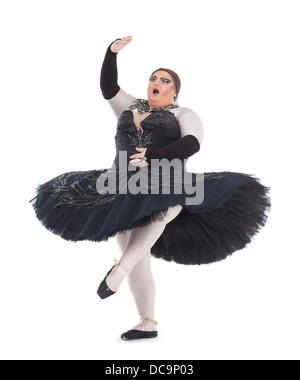 Übergewicht Drag Queen tanzen in einem Tutu flink balancieren auf Zehenspitzen mit seinen Fuß in eine lustige Karikatur eines weiblichen Balletts Stockfoto