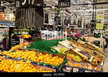 Obst und Gemüse für den Verkauf in einem französischen Supermarkt, Frankreich Europa Stockfoto