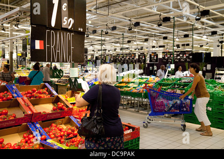 Menschen beim Einkaufen für Gemüse in einem französischen Supermarkt Frankreich Europa Stockfoto