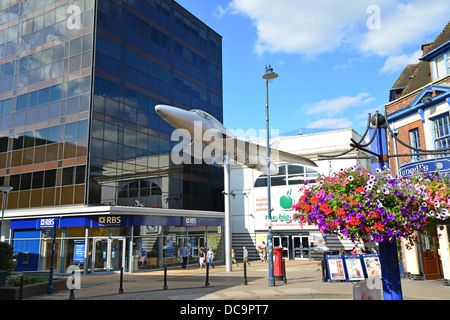 Hawker Hunter Replik Flugzeuge, Crown Square, Woking, Surrey, England, Vereinigtes Königreich Stockfoto