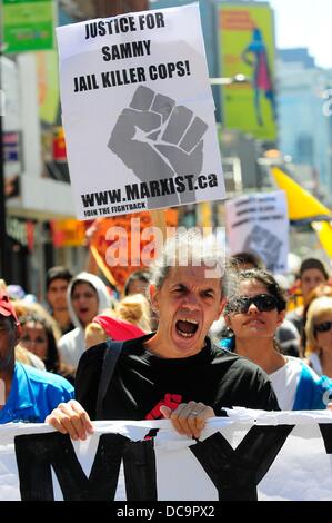 Toronto, Kanada. 13. August 2013. Demonstranten fordern Reformen der Polizei Einsatz von geltenden Richtlinien und die provinzielle spezielle Untersuchungen Einheit (SIU), marschierte von Yonge-Dundas Square in das Unternehmen der Familie des Opfers Sammy Yatim schießen. Yatim, 18, von Toronto Polizei erschossen wurde, nachdem er Straßenbahn-Fahrer am 27. Juli 2913 gedroht Credit: Victor Biro/Alamy Live News Stockfoto