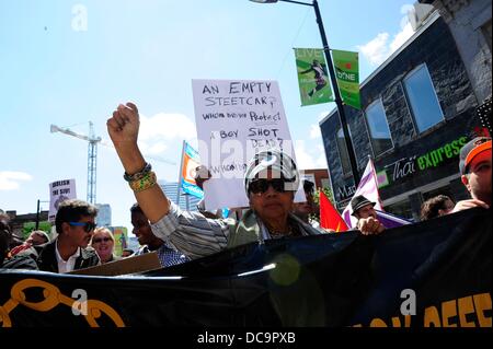 Toronto, Kanada. 13. August 2013. Demonstranten fordern Reformen der Polizei Einsatz von geltenden Richtlinien und die provinzielle spezielle Untersuchungen Einheit (SIU), marschierte von Yonge-Dundas Square in das Unternehmen der Familie des Opfers Sammy Yatim schießen. Yatim, 18, von Toronto Polizei erschossen wurde, nachdem er Straßenbahn-Fahrer am 27. Juli 2913 gedroht Credit: Victor Biro/Alamy Live News Stockfoto