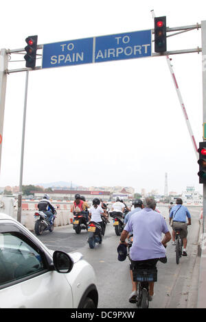 Gibraltar. 13. August 2013. Autofahrer warten an der Grenze, da Touristen in den Streit zwischen der britischen Regierung und Spanien gefangen sind und die spanischen Behörden seit Verkehr verlassen Spanien und Gibraltar kurzem haben durch lange Fahrzeuge suchen und Dokument Kontrollen betreten zu verzögern. Bildnachweis: Amer Ghazzal/Alamy Live-Nachrichten Stockfoto