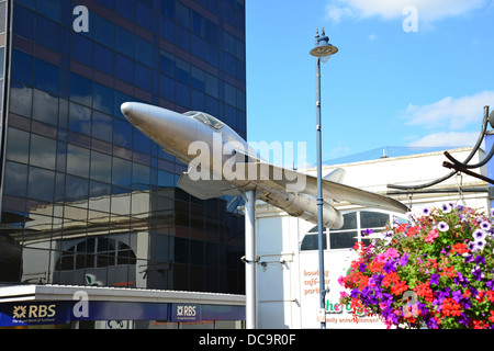 Hawker Hunter Replik Flugzeuge, Crown Square, Woking, Surrey, England, Vereinigtes Königreich Stockfoto