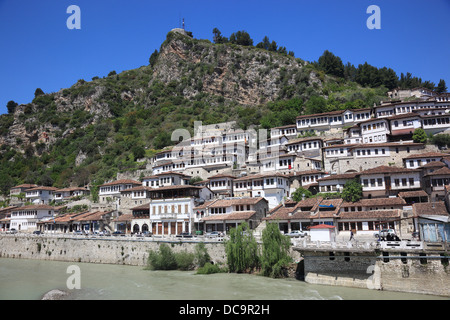 Berat, Berati, Viertel Mangalemviertel mit dem Fluss Osum, Albanien Stockfoto